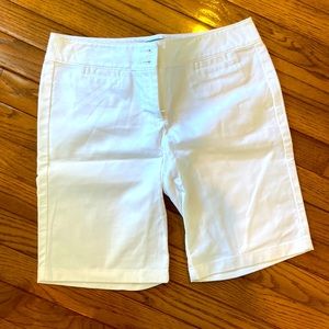 Ann Taylor Signature Fit white Bermuda shorts 4P